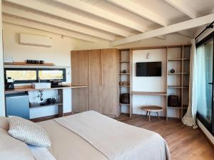 a bedroom with a bed and a tv in a room at Casa Jacana in Maldonado