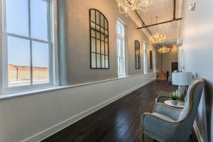 BatesvilleThe Royal on Main的空的走廊,有两把椅子和窗户