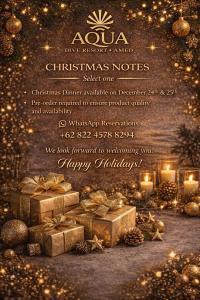 Een kerstkaart met cadeautjes en kaarsen op een tafel. bij Aqua Dive resort Amed in Amed