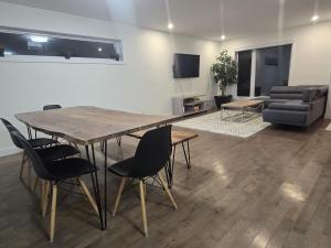 Posezení v ubytování Spacious 4 Bedroom Family Retreat, Minutes from Montréal + 7 fotografií