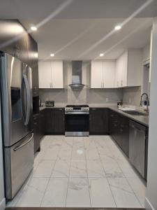 Kuchyň nebo kuchyňský kout v ubytování Spacious 4 Bedroom Family Retreat, Minutes from Montréal