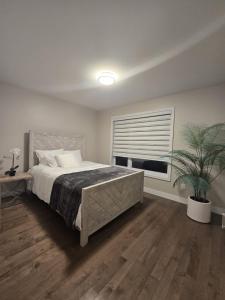 Postel nebo postele na pokoji v ubytování Spacious 4 Bedroom Family Retreat, Minutes from Montréal