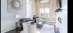 BatesvilleThe Royal on Main的带沙发和椅子的客厅