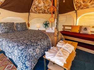 El RosarioLa Colmena Glamping Obrera的帐篷里有一张床的卧室