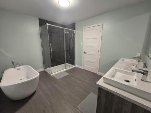 Koupelna v ubytování Spacious 4 Bedroom Family Retreat, Minutes from Montréal