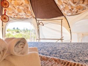 El RosarioLa Colmena Glamping Obrera的帐篷内的一个床位房间
