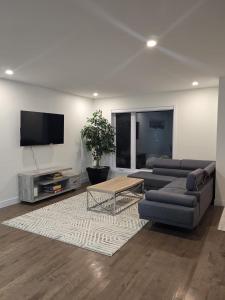 TV a/nebo společenská místnost v ubytování Spacious 4 Bedroom Family Retreat, Minutes from Montréal