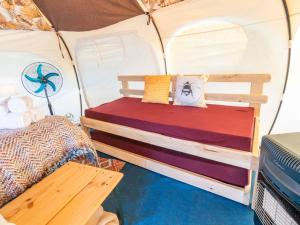 El RosarioLa Colmena Glamping Obrera的帐篷前的一张床位 更多98张照片