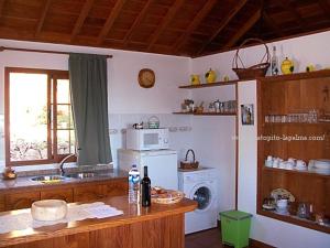 een keuken met een spoelbak en een magnetron bij Casa Topito in Puntagorda