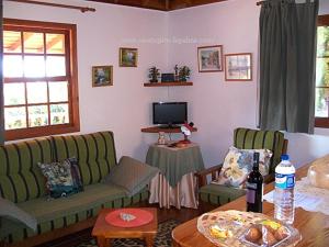 een woonkamer met twee groene banken en een tafel bij Casa Topito in Puntagorda