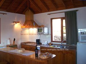 een keuken met een houten aanrechtblad en een koelkast bij Casa Topito in Puntagorda