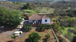 een luchtfoto van een huis in een veld bij Casa Topito in Puntagorda