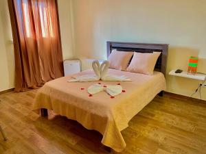 una camera da letto con un letto con due asciugamani sopra di African Guesthouse a Tarrafal Altre 17 foto