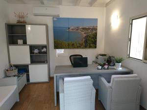 kuchnia ze stołem i krzesłami w pokoju w obiekcie LA CASA AL MARE a Peschici w mieście Peschici