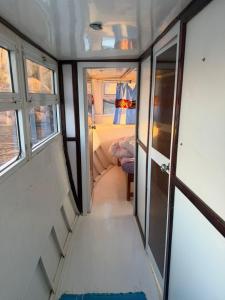 Postel nebo postele na pokoji v ubytování Nubiana Boat