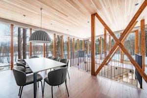 una sala da pranzo con tavolo e sedie di Noah Rusutsu a Rusutsu Altre 142 foto