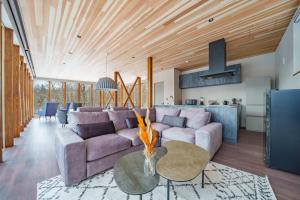 un soggiorno con un divano e un tavolo di Noah Rusutsu a Rusutsu