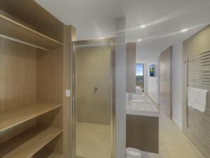ein Badezimmer mit Dusche und Waschbecken in der Unterkunft Spacious Modern Apartment in Batemans Bay in Batemans Bay