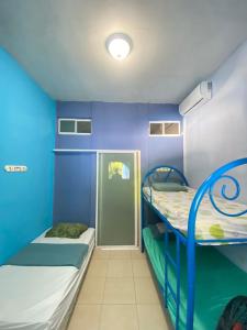 En eller flere senge i et værelse på Beach front Pochomil + 18 billeder