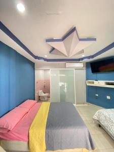 En eller flere senge i et værelse på Beach front Pochomil