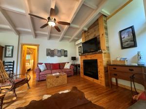 Una sala de estar con un sofá y una chimenea. en Elk Ridge - cherokee casino GSMNP, en Whittier