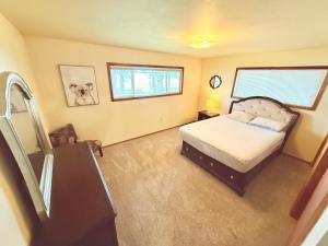 una camera da letto con un letto e uno specchio di Granite Point Resort a Loon Lake