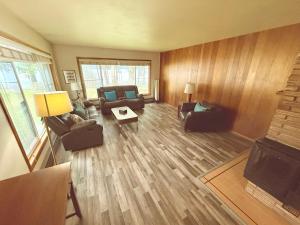 un soggiorno con due divani e un camino di Granite Point Resort a Loon Lake