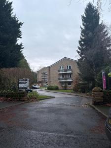 an empty street in front of a building at Bright and Spacious 2 Bed Flat Sleeps 5 in Nottingham