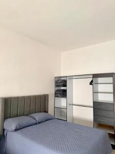 een slaapkamer met een bed en een ladekast bij Moderna Casa Céntrica in Monterrey