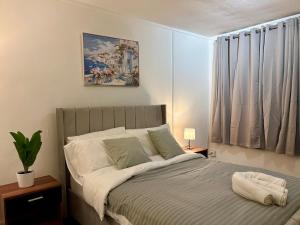 a bedroom with a bed and a painting on the wall at Bright and Spacious 2 Bed Flat Sleeps 5 in Nottingham