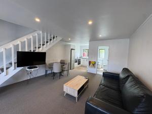 TV a/nebo společenská místnost v ubytování Camellia Court Motel