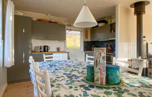 Nhà bếp/bếp nhỏ tại 3 Bedroom Lovely Home In Skibby