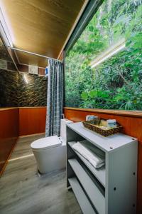 Et badeværelse på Lan Hạ Bay view homestay