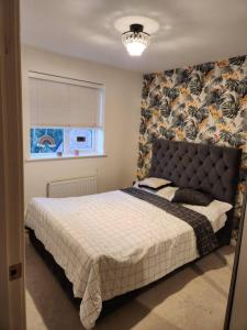 En eller flere senge i et værelse på Modern and Comfy rooms in Brand New Home