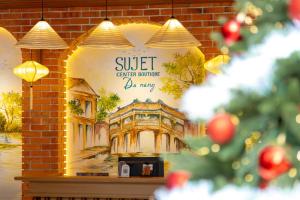 ein Schild mit einem Bild eines Gebäudes in der Unterkunft Sujet Center Hotel by Haviland in Đà Nẵng