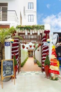 ein Geschäft mit Weihnachtsdekorationen an der Seite eines Gebäudes in der Unterkunft Sujet Center Hotel by Haviland in Đà Nẵng