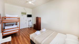 Giường trong phòng chung tại Maclean Hotel