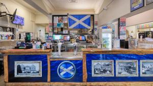 Chứng chỉ, giải thưởng, bảng hiệu hoặc các tài liệu khác trưng bày tại Maclean Hotel +11 ảnh