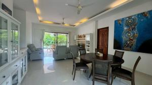 een keuken en eetkamer met een tafel en stoelen bij Lai Thai Villa 4 in Rawai Beach