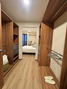 una stanza con una camera da letto con un letto e un armadio di Depa - Estadio Guadalajara - Ciudad Judicial a Guadalajara Altre 8 foto