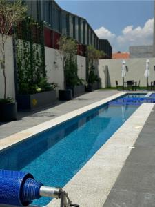 una piscina di fronte a un edificio di Depa - Estadio Guadalajara - Ciudad Judicial a Guadalajara