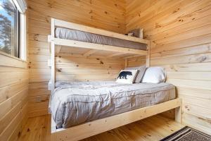 a bedroom in a log cabin with two bunk beds at Cozy ski cabin #3, 3 beds in Bethel