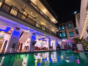 ein Swimmingpool mitten in einem Gebäude in der Unterkunft Homestay Thành Thắng in Ninh Bình + 59 Fotos