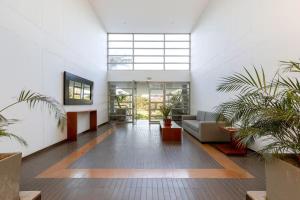 a living room with a couch and some plants at Apartamentos Casa Grande in Rionegro