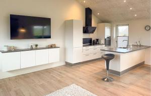 Η κουζίνα ή μικρή κουζίνα στο Stunning Home In Tarm With Lake View