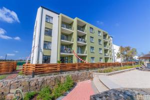 un edificio giallo con una recinzione di fronte di Lagoon a Pretoria