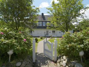 Vườn quanh Holiday home in Archsum with swimming pool