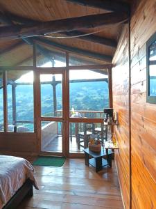 En generel udsigt til bjerge eller udsigt til bjerge taget fra campingpladsen