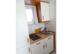 Kuchyň nebo kuchyňský kout v ubytování Apartment with 1 bedroom