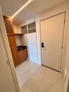 una stanza vuota con una porta e una cucina di Quarto master Fortaleza Sul a Fortaleza